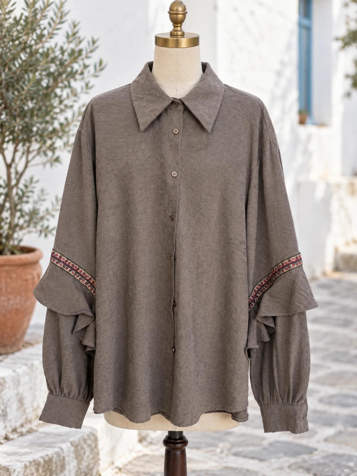 Camicia marrone con volant e passamaneria