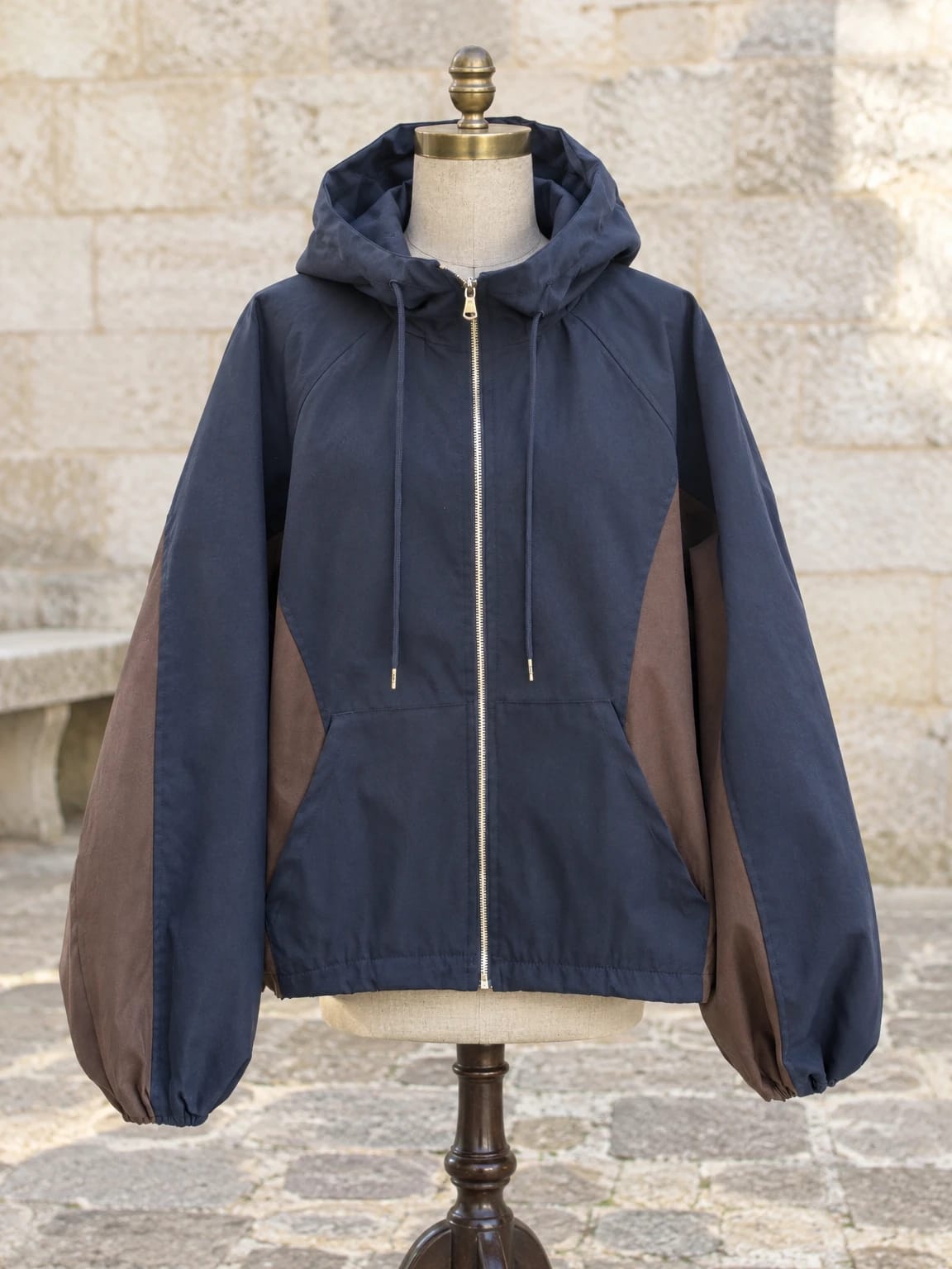 Giacca blu e marrone con cappuccio