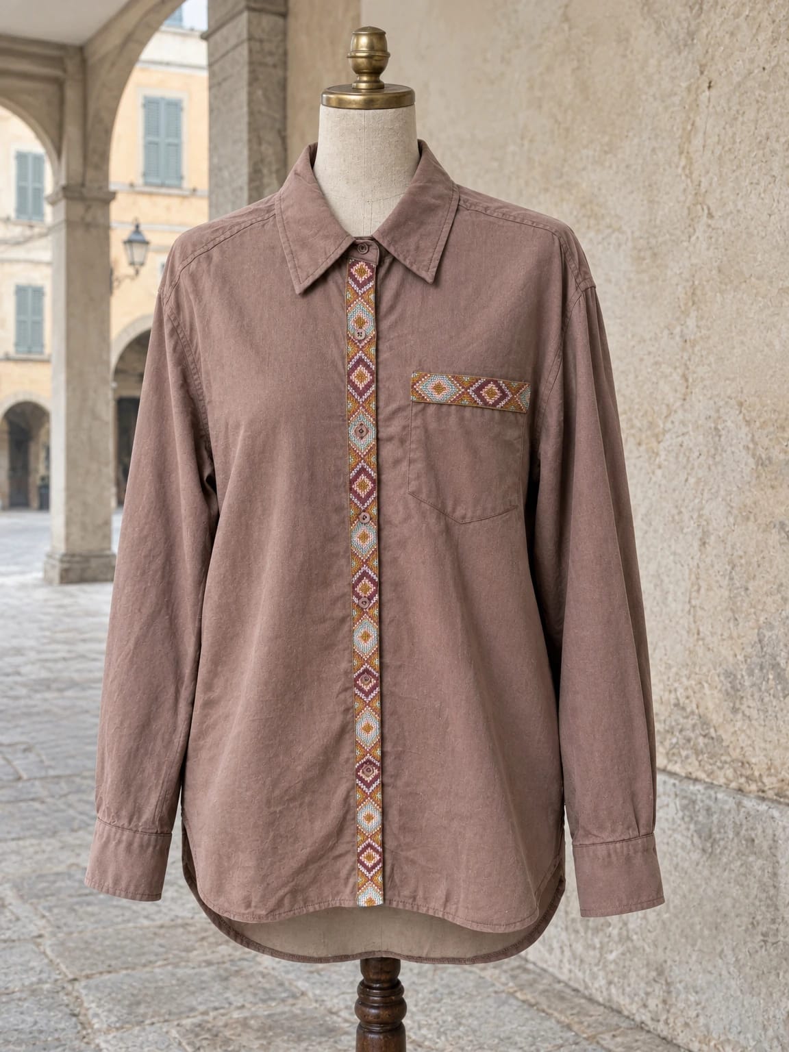 Camicia tabacco con bordo ricamato