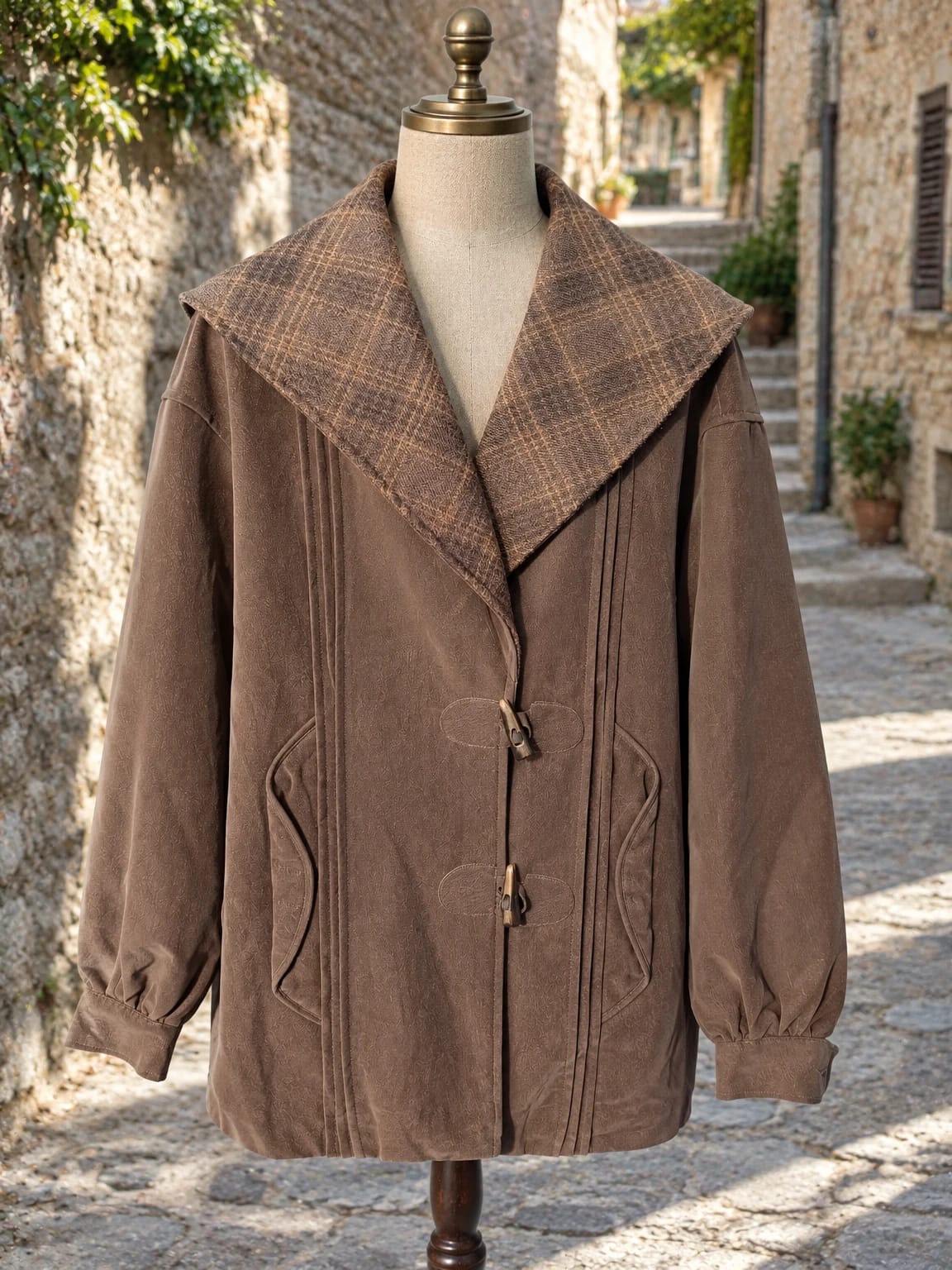 Giacca marrone con collo ampio