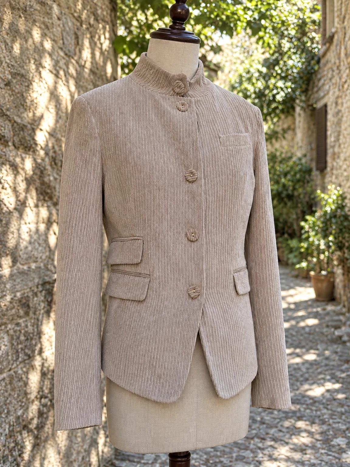 Giacca a costine beige con bottoni rivestiti