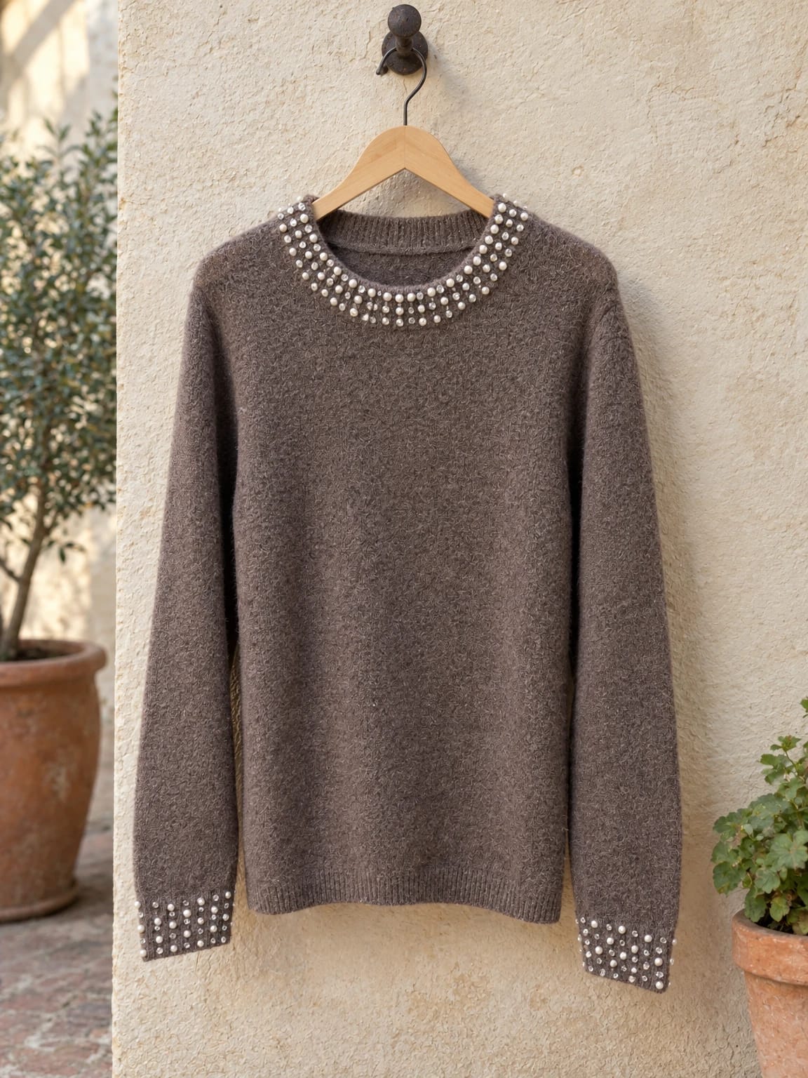Maglia marrone con perle e strass