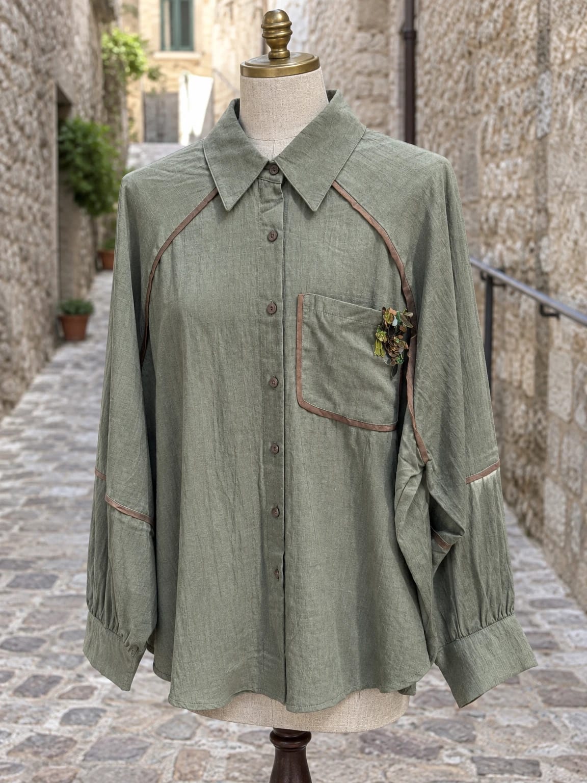 Camicia morbida con profili a contrasto