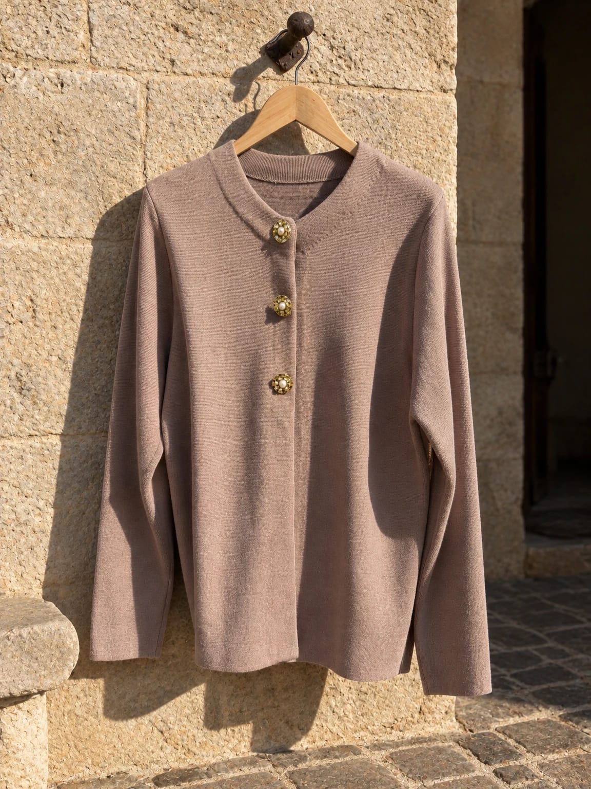 Cardigan tortora con bottoni gioiello