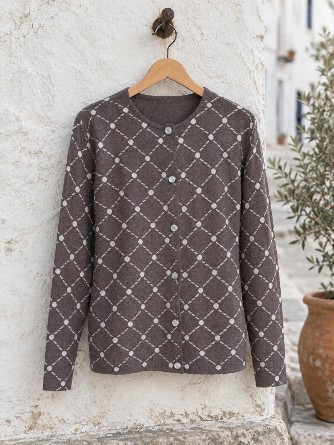 Cardigan marrone con rombi e bottoni gioiello