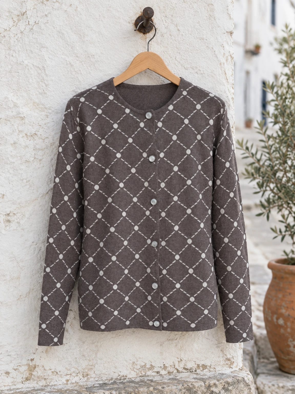 Cardigan marrone con rombi e bottoni gioiello