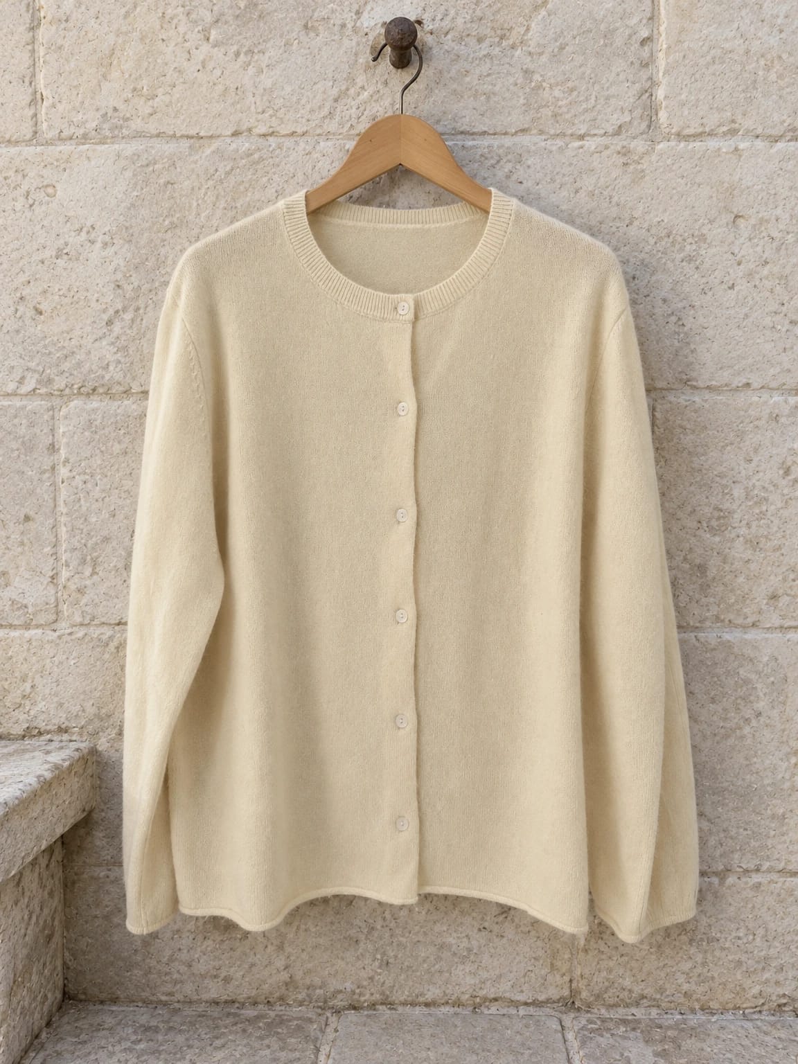 Cardigan panna con bottoni tono su tono