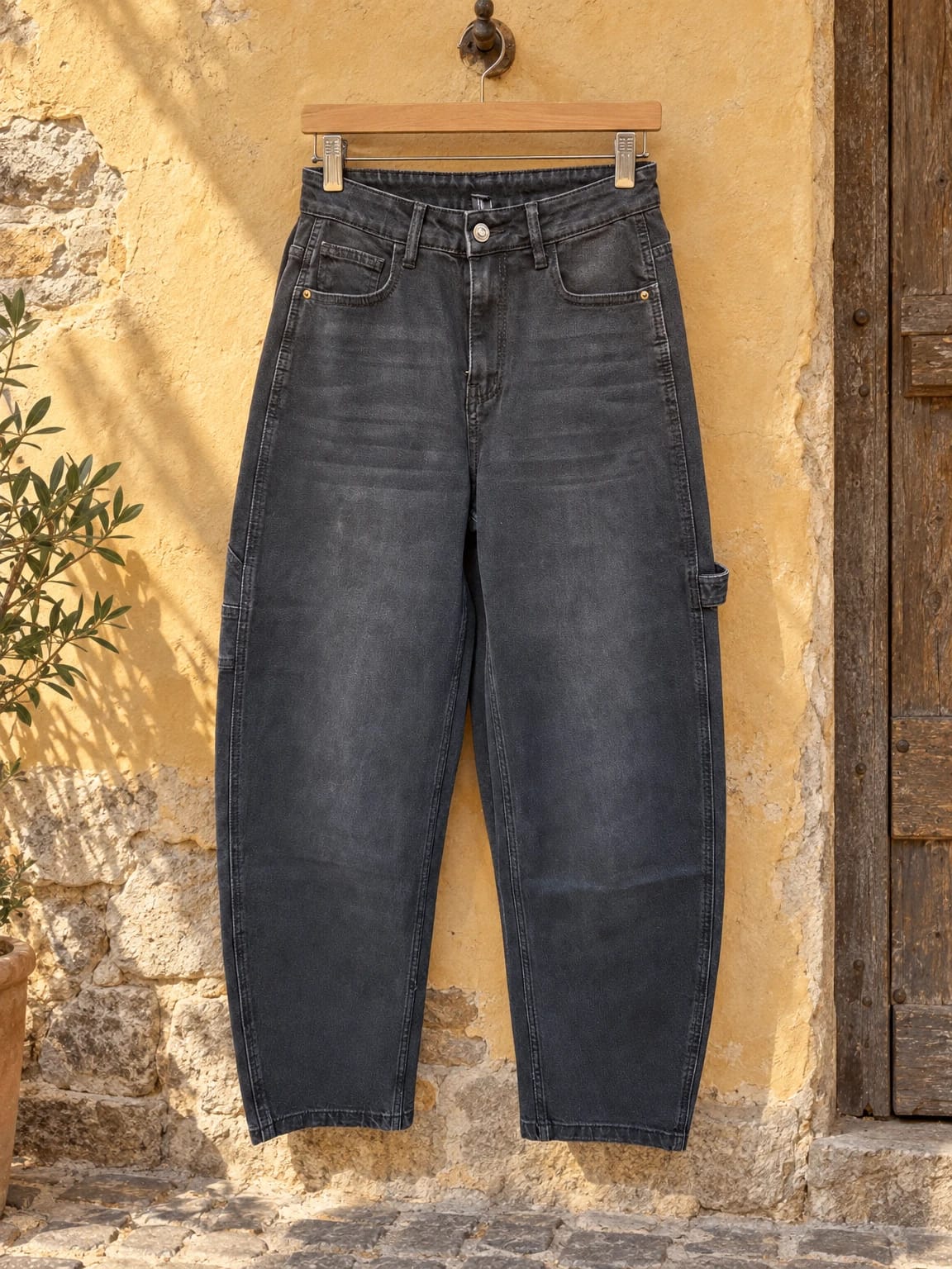 Jeans barrel neri con tasche utility